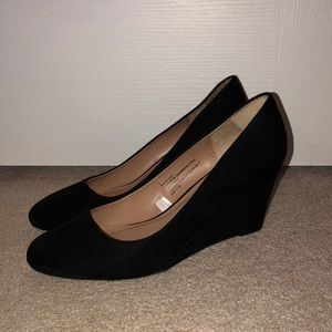 black wedges